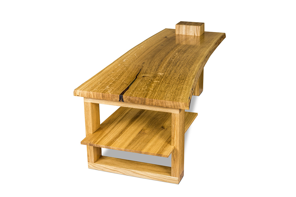 drewniany stół pod televizor