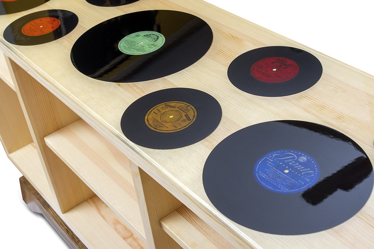 stół gramofonowy z płytami winylowymi zalanymi żywicą